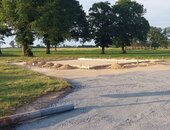 Le ma&ccedil;on a pr&eacute;par&eacute; le terrain pour pouvoir couler la dalle.